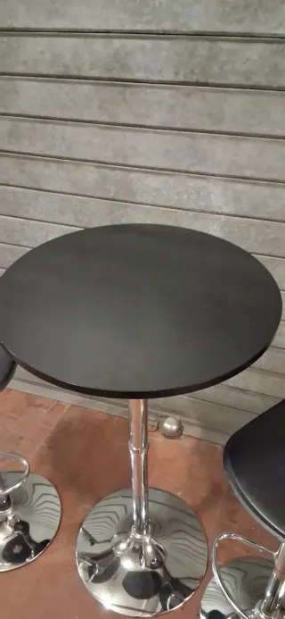 Tavolo alto e 2 sgabelli bar anche separatamente