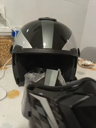 Casco de moto negro y gris XL