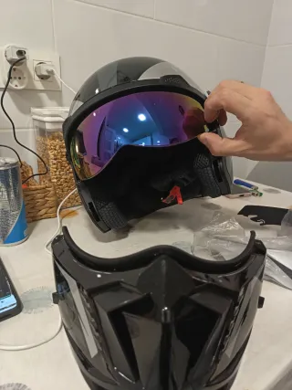 Casco de moto negro y gris XL