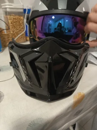 Casco de moto negro y gris XL