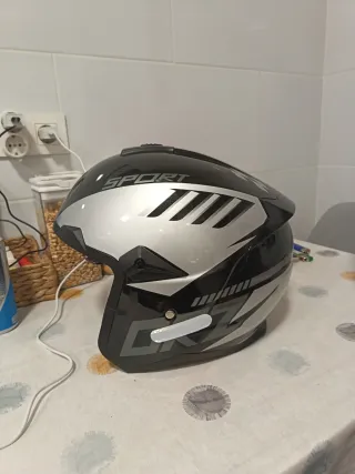 Casco de moto negro y gris XL