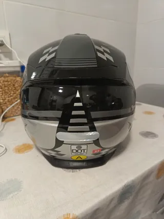 Casco de moto negro y gris XL
