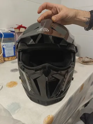 Casco de moto negro y gris XL