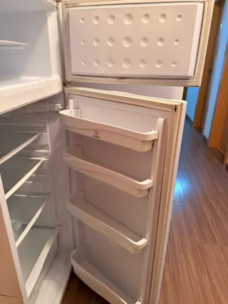 Nevera Indesit buen estado 1.50m