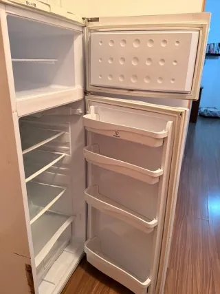 Nevera Indesit buen estado 1.50m