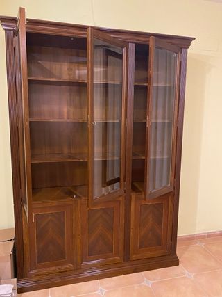 Vitrina de madera y cristal