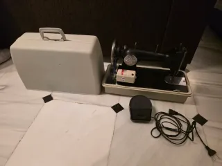 Máquina de coser antigua sigma con maleta