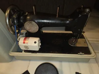 Máquina de coser antigua sigma con maleta