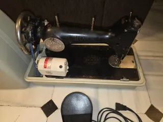 Máquina de coser antigua sigma con maleta