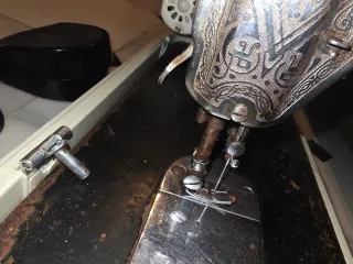 Máquina de coser antigua sigma con maleta