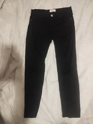Vaqueros Stradivarius negros rotos rodilla Talla36