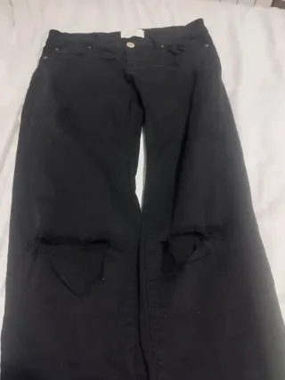 Vaqueros Stradivarius negros rotos rodilla Talla36