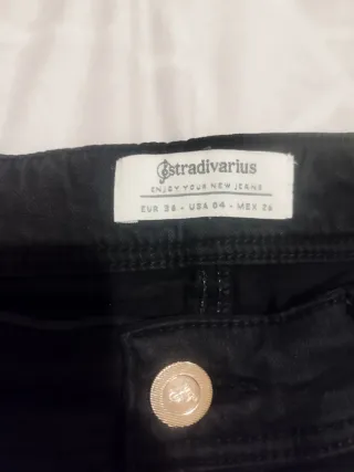 Vaqueros Stradivarius negros rotos rodilla Talla36