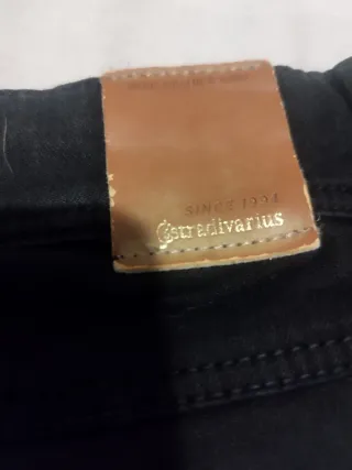 Vaqueros Stradivarius negros rotos rodilla Talla36