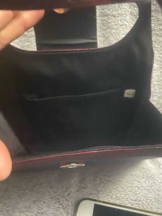 Bolso fiesta de mano. color burdeos. raso