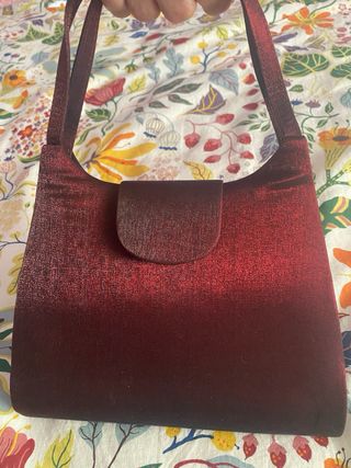 Bolso fiesta de mano. color burdeos. raso