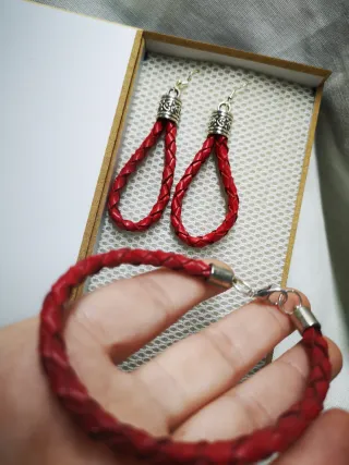 Conjunto de Pendientes y Pulsera de Piel Trenzados