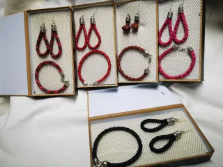 Conjunto de Pendientes y Pulsera de Piel Trenzados