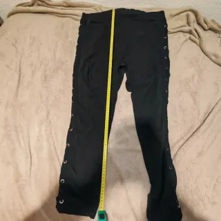 Pantalones negros con cordones laterales