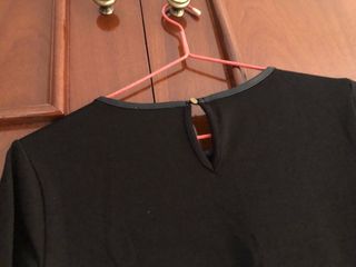 Elegante vestido negro de punto