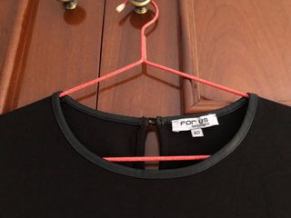 Elegante vestido negro de punto