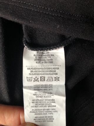 Elegante vestido negro de punto