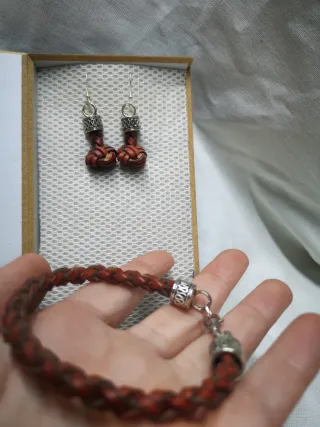 Conjunto de Pulsera y Pendientes de Piel Trenzados