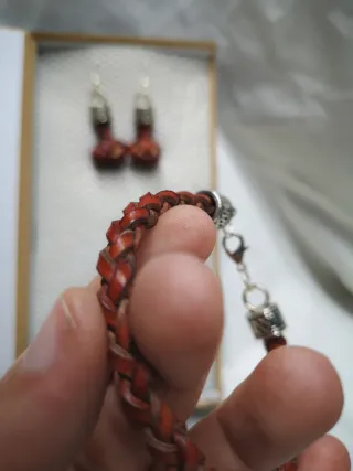 Conjunto de Pulsera y Pendientes de Piel Trenzados