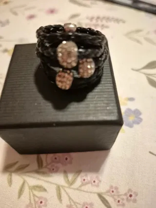 Anillo negro con detalles plateados