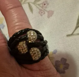 Anillo negro con detalles plateados