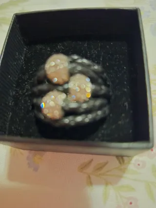 Anillo negro con detalles plateados