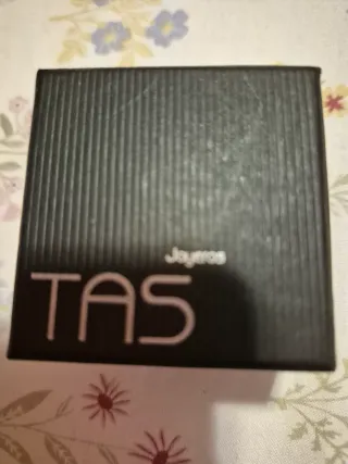 Anillo negro con detalles plateados