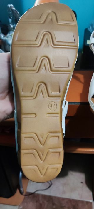 Sandalias blancas y marrones mujer