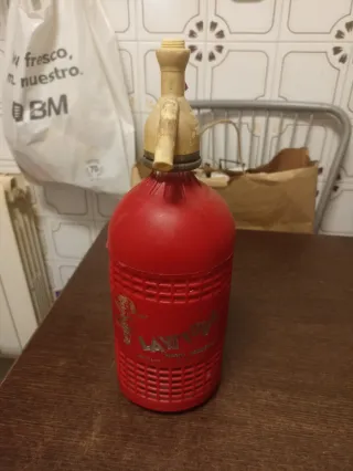 Botella sifón antigua roja