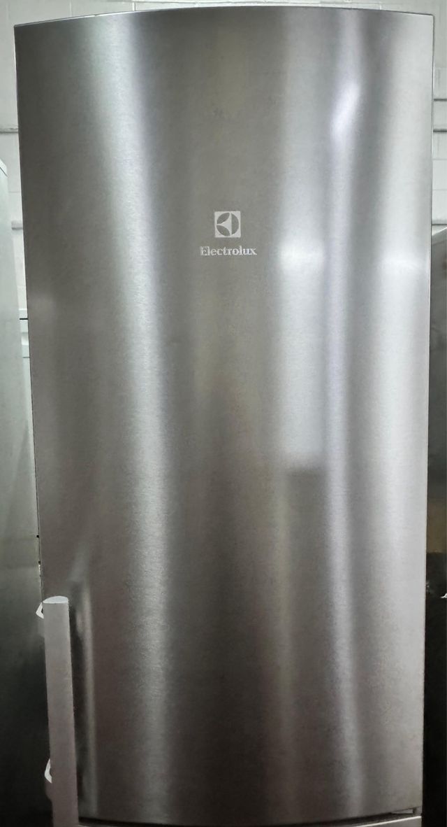 FRIGORÍFICO COMBI NO FROST MARCA ELECTROLUX INOX