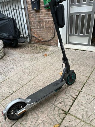 Patinete eléctrico negro