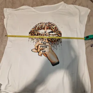 Camiseta Blanca Estampada Labios y Mano