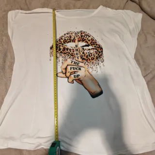 Camiseta Blanca Estampada Labios y Mano