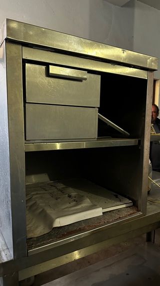 Mesa de trabajo metálica con cajonera