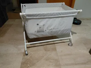 Minicuna bebé con osito y estrellas