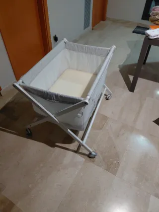 Minicuna bebé con osito y estrellas