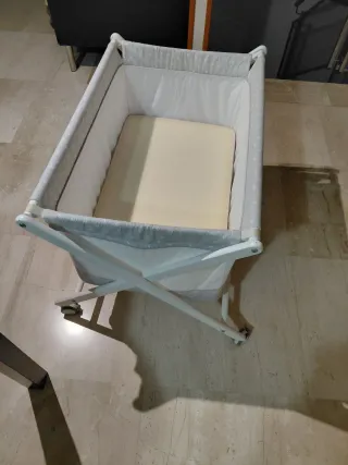 Minicuna bebé con osito y estrellas