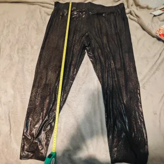 Pantalones negros y dorados con estampado