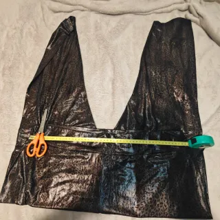 Pantalones negros y dorados con estampado