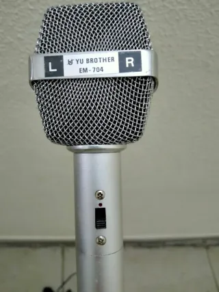 Micrófono plateado con soporte