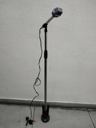Micrófono plateado con soporte