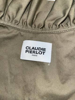 Blusa Claudie Pierlot verde militar con volantes
