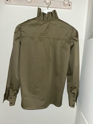 Blusa Claudie Pierlot verde militar con volantes