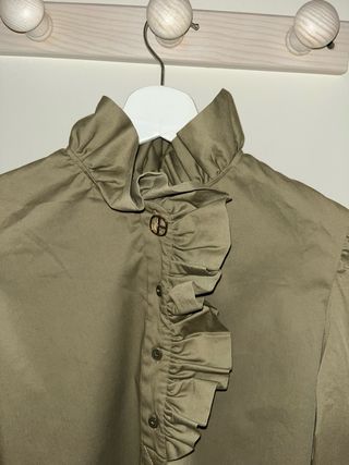 Blusa Claudie Pierlot verde militar con volantes