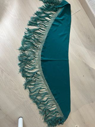 Mantoncillo verde con flecos